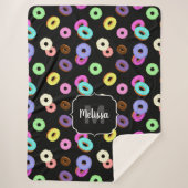 Coole, bunte Donuts schwarze Monogramm Sherpadecke (Vorderseite)