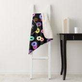 Coole, bunte Donuts schwarze Monogramm Sherpadecke (Beispiel)