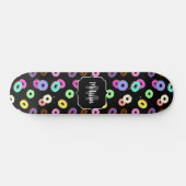Coole, bunte Donuts schwarze Monogramm Skateboard (Horizontal)