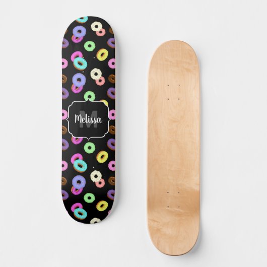 Coole, bunte Donuts schwarze Monogramm Skateboard (Vorderseite)