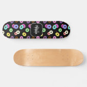 Coole, bunte Donuts schwarze Monogramm Skateboard (Horizontal)