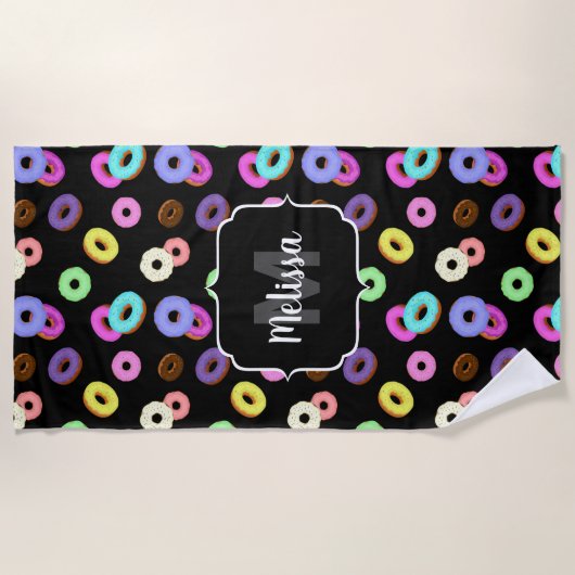 Coole, bunte Donuts schwarze Monogramm Strandtuch (Vorderseite)