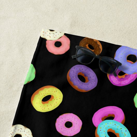 Coole, bunte Donuts schwarze Monogramm Strandtuch (Beispiel)
