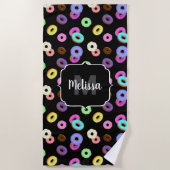 Coole, bunte Donuts schwarze Monogramm Strandtuch (Vorderseite)