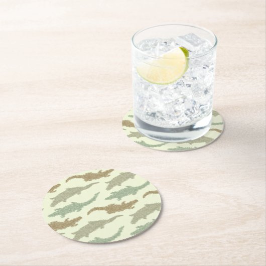 Coole Camouflage Alligatoren - nahtloses Muster. Runder Pappuntersetzer (Vor Ort)