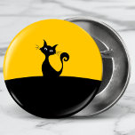 Coole Cat Silhouette Whimsical Cartoon Custom Button<br><div class="desc">Eine skurrile Silhouette einer schwarzen Katze,  die oben auf einem Hügel mit gelbem Hintergrund sitzt.</div>