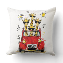 Coole Crew Giraffen im klassischen roten Auto
