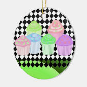 Coole Cupcakes auf schwarzem Diamantboden Keramik Ornament (Links)
