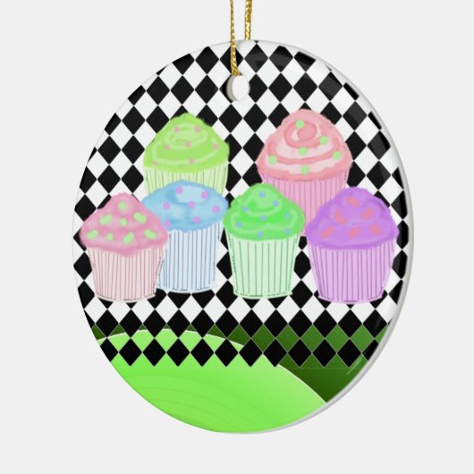 Coole Cupcakes auf schwarzem Diamantboden Keramik Ornament (Links)