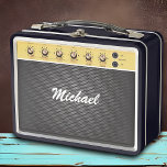 Coole elektrische Gitarre Vintag Amp Musician Name Metall Brotdose<br><div class="desc">Wenn euch jemand zu einer Gitarre herausfordert, sollten sie besser ein Mittagessen mitnehmen! Diese coole personalisierte Lunchbox hat das Aussehen eines Vintagen Combo-Gitarren-Verstärkers, mit klassischem Schwarz-Gold-Gesicht und individueller Rückenplatte. Fügen Sie einen beliebigen Namen mit der einfachen Vorlage, um es zu einer Signaturreihe zu machen, und erstellen Sie die perfekte Lunch...</div>