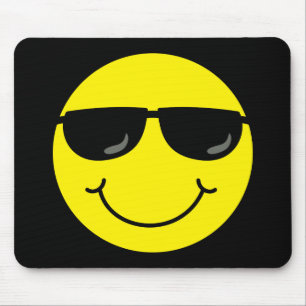 Coole Emoji Face-Sonnenbrille auf Schwarz Mousepad
