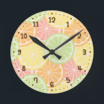 Coole Fruchtsommer Teens Zimmerdekoration Runde Wanduhr<br><div class="desc">Fügen Sie Ihrem Zimmer eine Zitrusfrüchte-Touch mit diesem fruchtigen Muster-Design hinzu! Es verwendet die kreisförmigen geometrischen Formen der Zitrusfrüchte in den Farben Zitrone,  Orange,  Limon und Grapefruit,  die ein erfrischendes und cooles Ambiente verleihen. Ideal für die Dekoration von Teenagerzimmern und Schlafzimmern!</div>