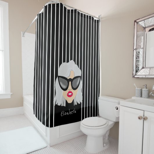 Coole grauhaarige Frau mit BrillenIndividuelle Nam Duschvorhang (Beispiel)