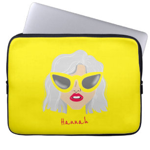 Coole grauhaarige Frau mit BrillenIndividuelle Nam Laptopschutzhülle