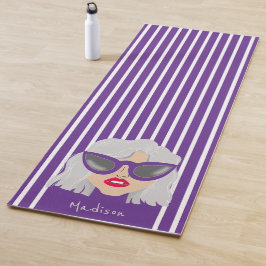 Coole grauhaarige Frau mit BrillenIndividuelle Nam Yogamatte