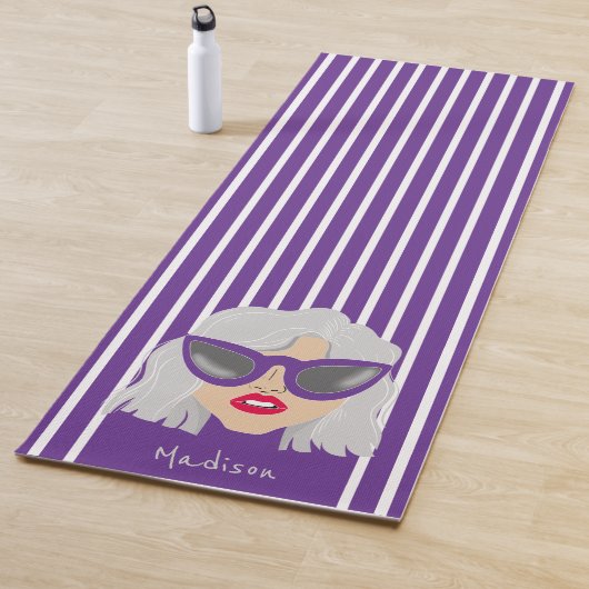 Coole grauhaarige Frau mit BrillenIndividuelle Nam Yogamatte (Beispiel)