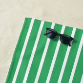 Coole, grauhaarige Frau mit einer grünen Brille na Strandtuch (Beispiel)