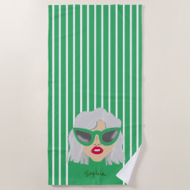 Coole, grauhaarige Frau mit einer grünen Brille na Strandtuch