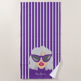 Coole grauhaarige Frau mit Lila Brille nach Maß Strandtuch