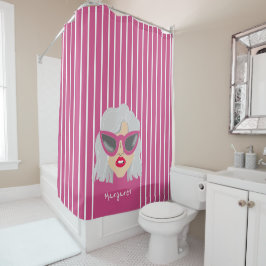 Coole, grauhaarige Frau mit rosa Brille nach Maß Duschvorhang