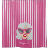 Coole, grauhaarige Frau mit rosa Brille nach Maß Duschvorhang (Vorderseite)