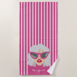 Coole, grauhaarige Frau mit rosa Brille nach Maß Strandtuch