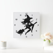 Coole Halloween Hexe reitet ihre Broom-Silhouette Quadratische Wanduhr (Zuhause)
