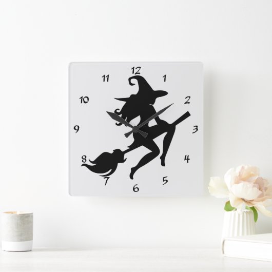 Coole Halloween Hexe reitet ihre Broom-Silhouette Quadratische Wanduhr (Zuhause)