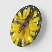 Coole Honig-Biene auf Blume in der Runde Wanduhr (Winkel)