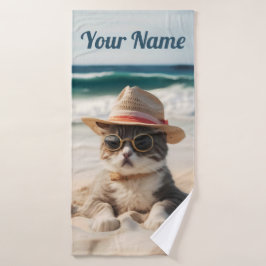 Coole Katze am Strand mit Sonnenbrille und Hut - Badehandtuch