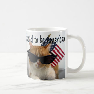 Coole Katze in den Sonnenbrillen mit der Kaffeetasse