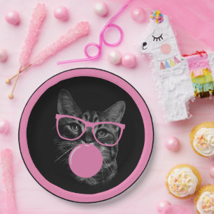 Coole Katze mit rosafarbener Brille und blühendem Pappteller
