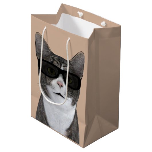 Coole Katze mit schwarzer Sonnenbrille Mittlere Geschenktüte (Vorderseite Schrägansicht)