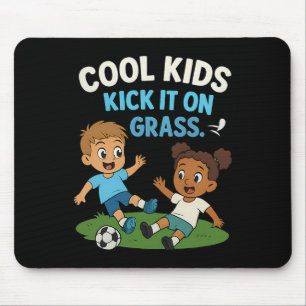 Coole Kids kicken auf gr Jugendfußball-Grafik  Mousepad