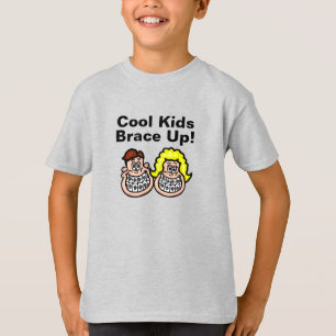 Coole Kinder halten den T - Shirt des Kindes fest