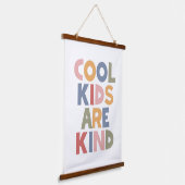 Coole Kinder sind nett Wandteppich Mit Holzrahmen (Gewinkelt)