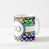 coole lächelnde Gesichter + Monogramm Kaffeetasse (VorderseiteRechts)