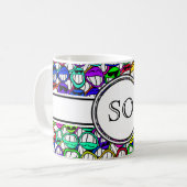 coole lächelnde Gesichter + Monogramm Kaffeetasse (Vorderseite Links)