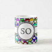 coole lächelnde Gesichter + Monogramm Kaffeetasse (Mittel)