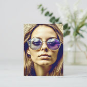 Coole Lady mit Reflektion in ihrer Sonnenbrille Postkarte (Stehend Vorderseite)