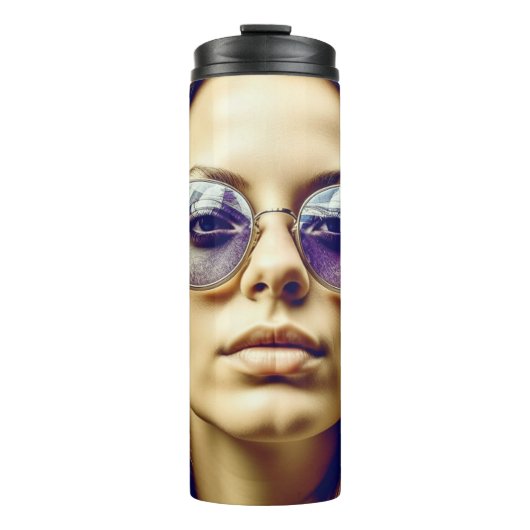 Coole Lady mit Reflektion in ihrer Sonnenbrille Thermosbecher (Vorderseite)