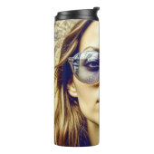 Coole Lady mit Reflektion in ihrer Sonnenbrille Thermosbecher (Nach links gedreht)