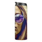 Coole Lady mit Reflektion in ihrer Sonnenbrille Thermosbecher (Nach rechts gedreht)