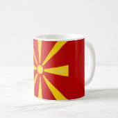 Coole mazedonische Flagge Kaffeetasse (VorderseiteRechts)