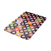 Coole Mehrfarbige Kreise und rosafarbene Knöpfe Badematte (Schrägansicht)