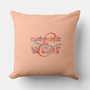 Coole Menschen tragen rosa Monogramm hinzufügen Kissen