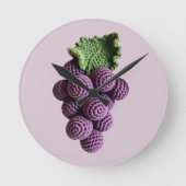 Coole Minimalistische Lila Oma Chic Crochet Traube Runde Wanduhr (Vorderseite)