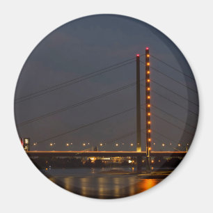 Coole, moderne und städtische Rheinkniebrucke Magnet