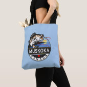 Coole Muskoka Kanada Fischerei Wappen im Freien Tasche (Von Nahem)
