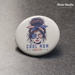 Coole Mutter wählt unordentliche Vintage-Frisur Da Button